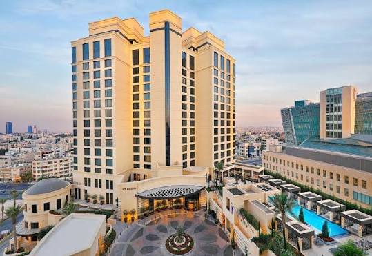 فندق سانت ريجيس عمّان — تدفئة المسبح بخمس مضخات حرارية ضمن قيود مساحة معقدة