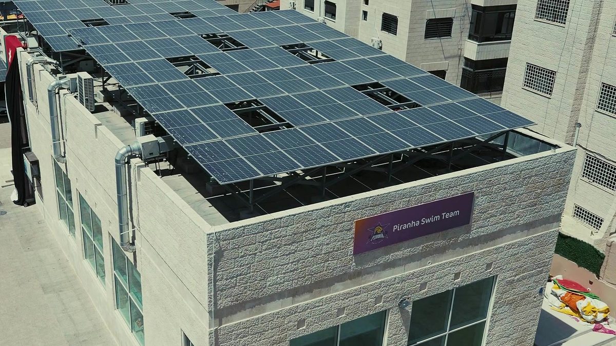 نادي بيرانا للسباحة — منظومة متكاملة لتدفئة المسبح والمياه الساخنة مع 110 kW طاقة شمسية